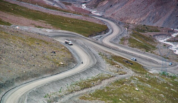 Barskoon Gorge, 산의 아름다운 전망, 키르기스스탄, 중앙 아시아, Mountayn 도로에 짐을 실은 트럭