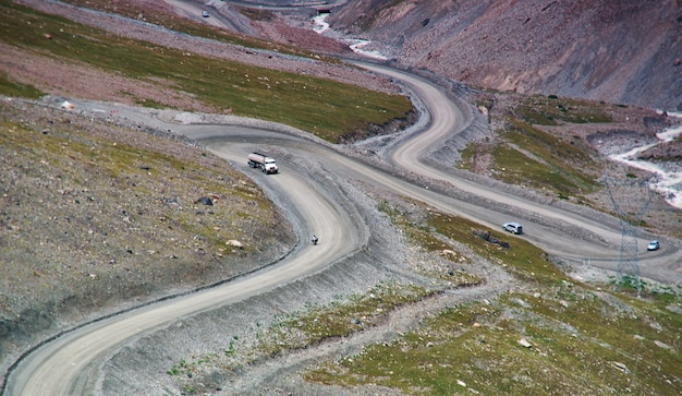 Barskoon Gorge, Prachtig uitzicht op de bergen, Kirgizië, Centraal-Azië, Vrachtwagen met lading onderaan de bergweg