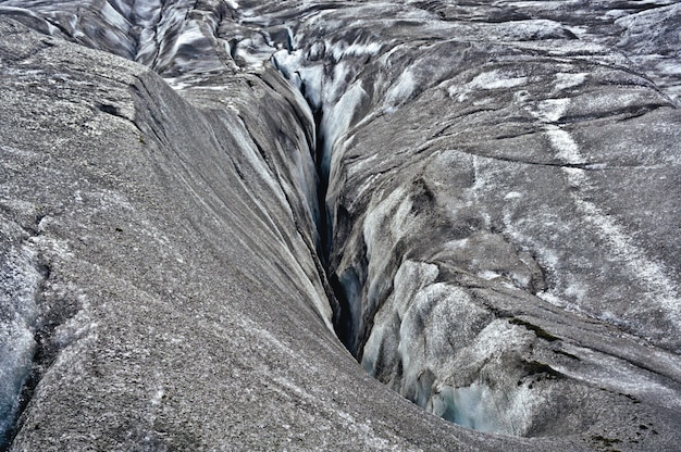 Barst in Vatnajökull-gletsjer, gelegen in het zuiden van IJsland. Het mengsel van as en ijs geeft het zijn karakteristieke grijze kleur. Op deze site is de film Interstellar gefilmd