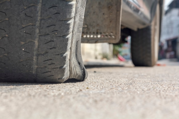 Barsten autoband op straat