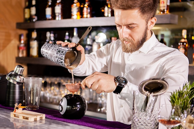 Il barista del barista sta versando un drink. bevanda alcolica