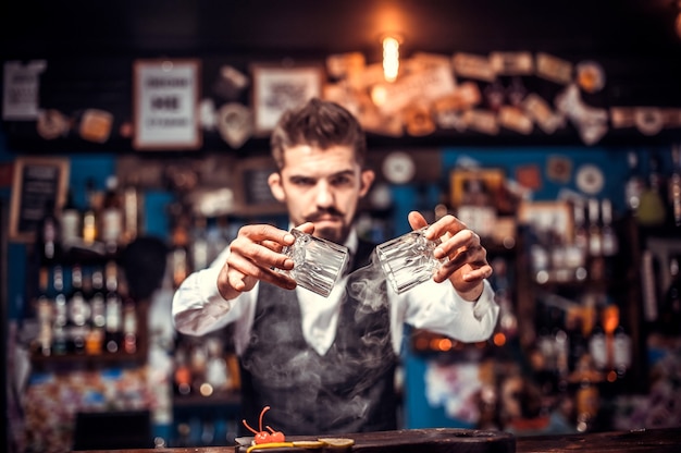 Photo bartender creates a cocktail at the alehouse