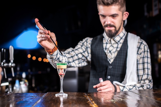 Бармен создает коктейль в пивном ресторане