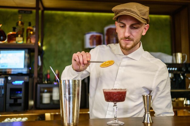 Foto bartender die een drankje bereidt in de bar