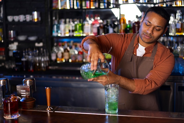 Foto bartender die in een club werkt.