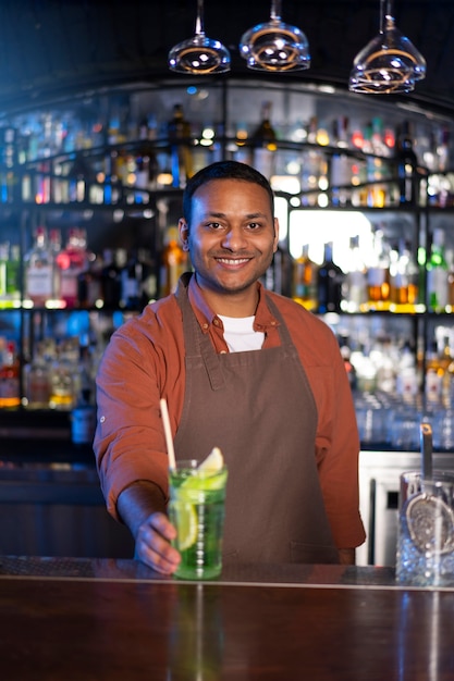 Bartender die in een club werkt.