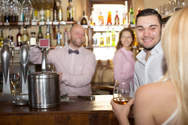 Photo bartender entertaining guests