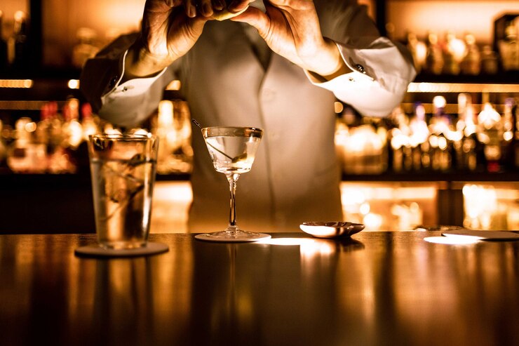 Photo マルティニ・カクテルを飲み終えるバーテンダー