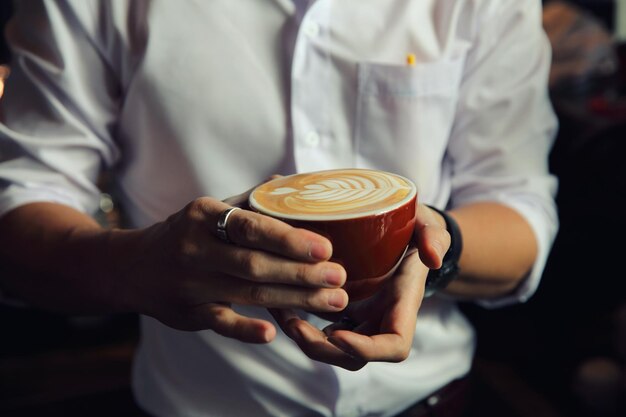 Foto barista con una tazza di caffè