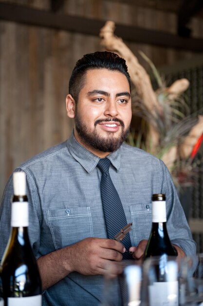 Photo bartender looking away while standing in bar