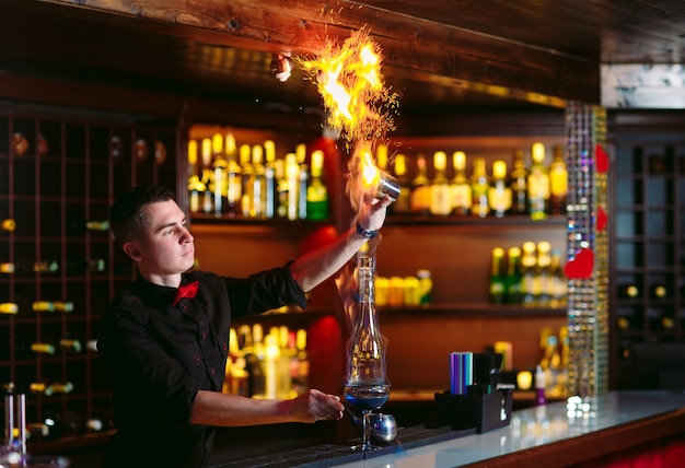 Photo bartender makes hot cocktail.