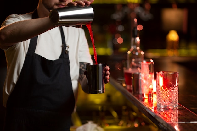 Barista che prepara un cocktail con uno shaker