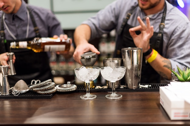 Foto barista che prepara cocktail in un club