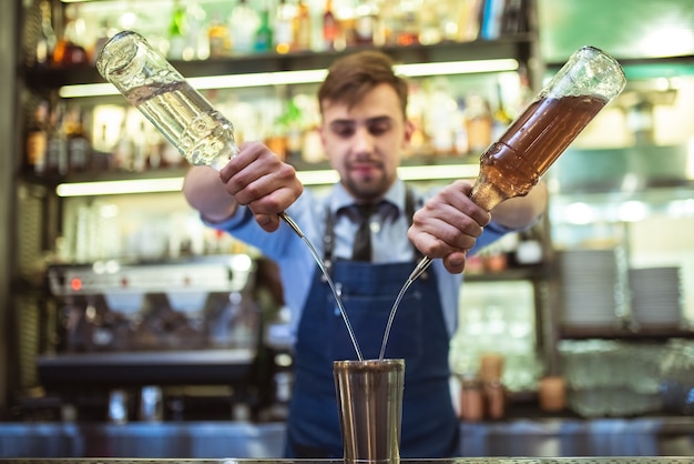 Photo the bartender making a drink at the bar