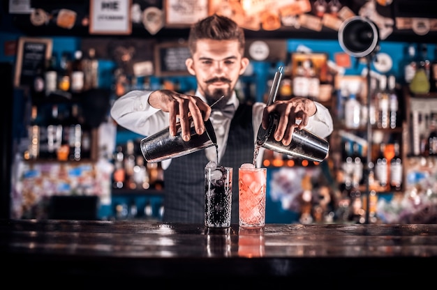 Photo bartender mixes a cocktail on the porterhouse