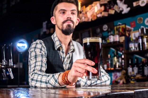 Il barista prepara un cocktail nella taverna