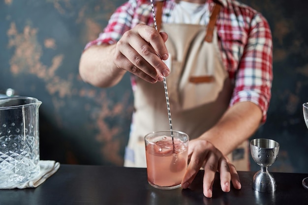 Foto barista che mescola un cocktail al bar