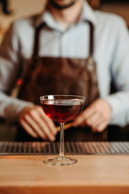 Foto il barista preparò un cocktail alcolico e lo mise sul bancone