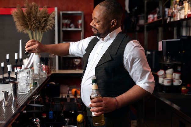 Photo bartender preparing drink at bar