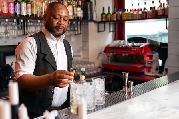 Foto barista che prepara drink al bar