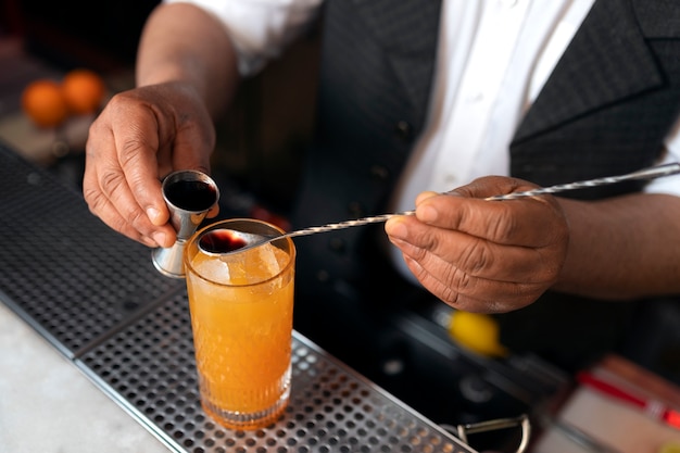 Foto barista che prepara drink al bar