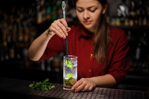 Barista prepara mojito cocktail drink