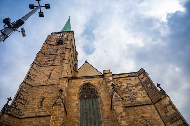 Bartholomew-kathedraal op het centrale plein in plzen, tsjechische republiek