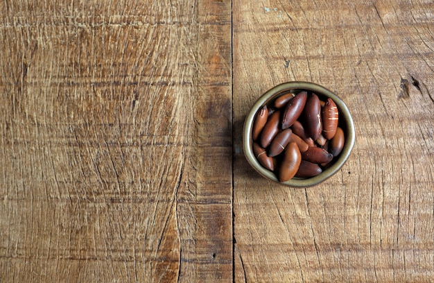 Baru kastanje op de rustieke houten tafel