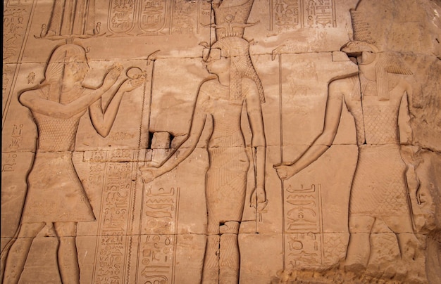Барельеф с изображением богини Хатхор и бога Гора. Египет, Дендера, древнеегипетский храм Дендера или храм Хатхор.