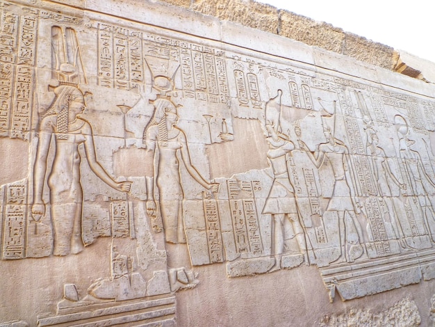 Foto figure in bassorilievo e geroglifici sulla parete di un tempio