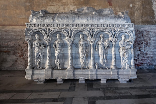 Bas relief op oude Romeinse sarcofaag in Camposanto Monumentale monumentale begraafplaats Pisa Italië