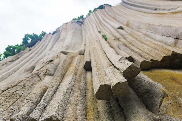 Colonne di basalto che formano una roccia costiera a cape stolbchaty sul primo piano dell'isola di kunashir