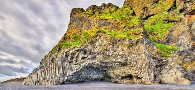 Photo basalt halsanefshellir cave at the black reynisfjara beach south icealnd