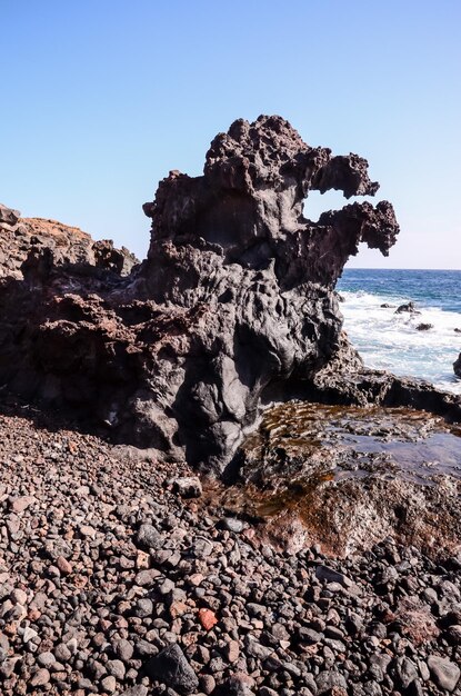 Foto formazione di lava basaltica vicino alla costa oceanica