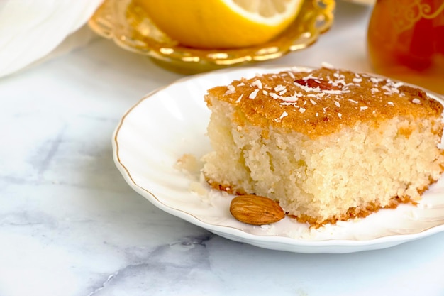 Foto basbousa of namoora traditionele arabische griesmeelcake met cashewnoten en siroop selectieve focus