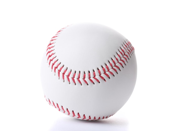 Бейсбольный мяч, изолированный на белом