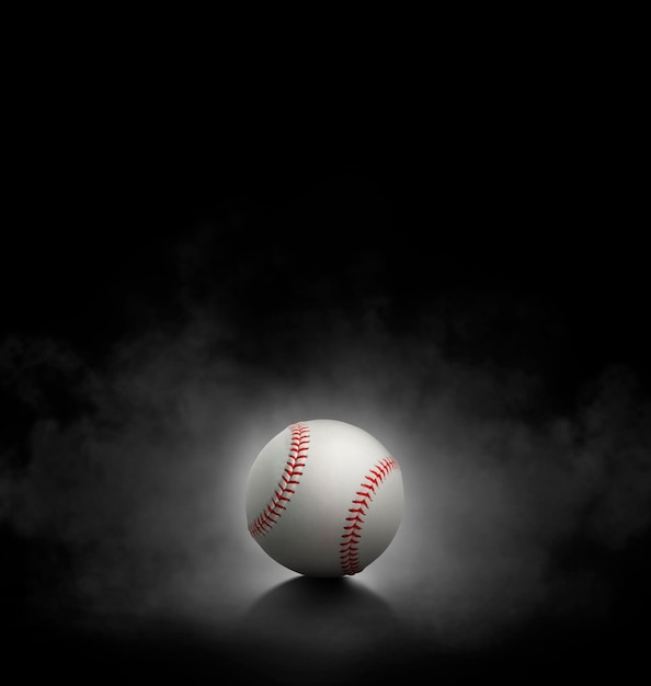 煙と黒の背景に野球ボール