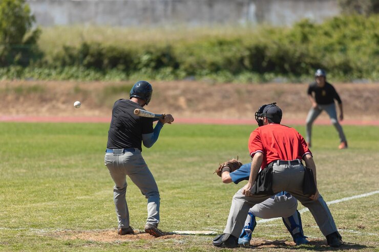 野球競技、打者がボールを打とうとしている