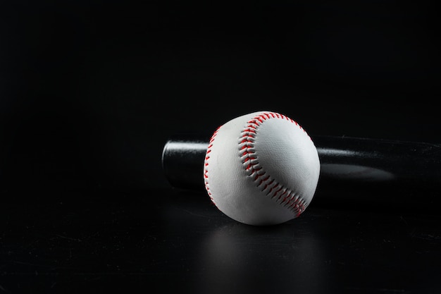 Fine dell'attrezzatura del gioco di baseball in su