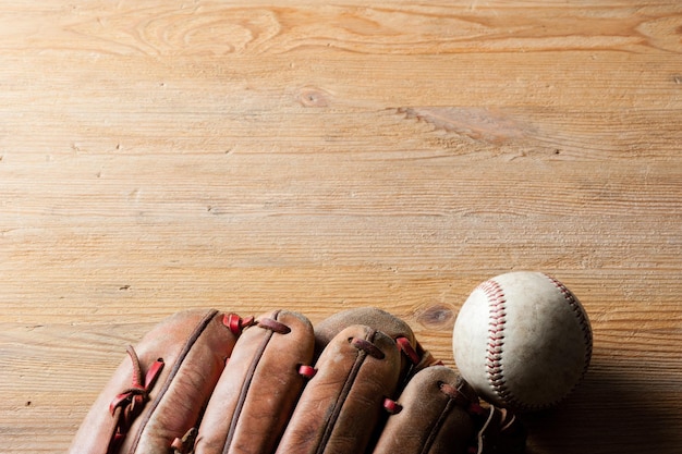 Guanto da baseball e baseball su tavola di legno sport concept