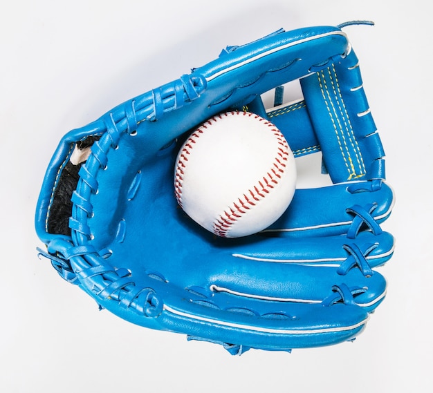 Бейсбольная перчатка цвет синий на белом с отсечения путь изношенных