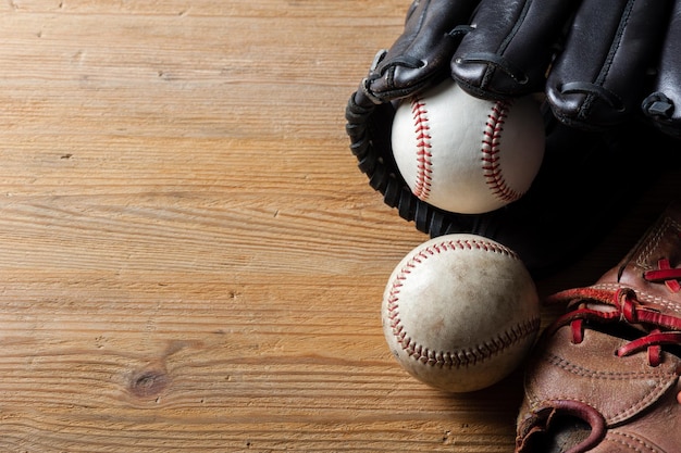 Guanti da baseball e palle da baseball su tavola di legno sport concept