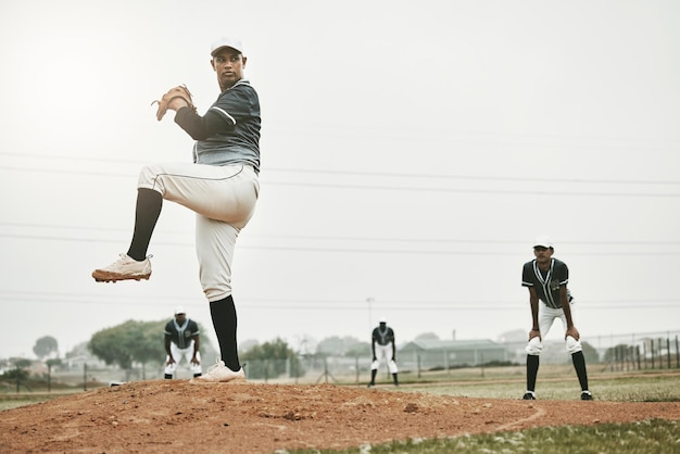 Бейсбольное поле и командная игра на открытом воздухе с игроком мужской команды из Мексики