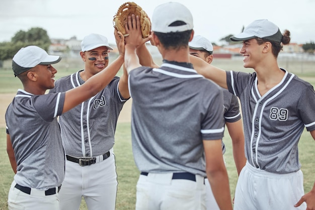 Foto le mani degli uomini del giocatore di baseball si connettono per la motivazione del lavoro di squadra e la missione sul campo sportivo gruppo di persone comunità o atleta maschio in piedi insieme per la competizione con il riflesso della lente del sole all'aperto