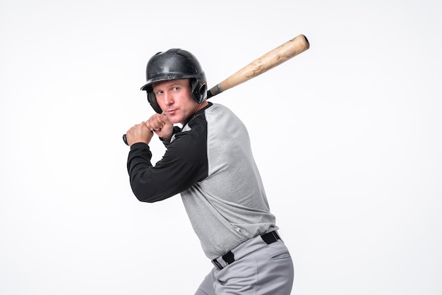 Photo baseball player posing in helmet with bat