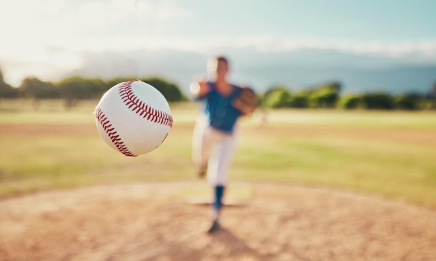 Sport di baseball e palla con un atleta sportivo o un lanciatore che lancia e lancia una palla durante una partita o una partita su un campo allenamento fitness ed esercizio con una persona atletica che si allena all'esterno