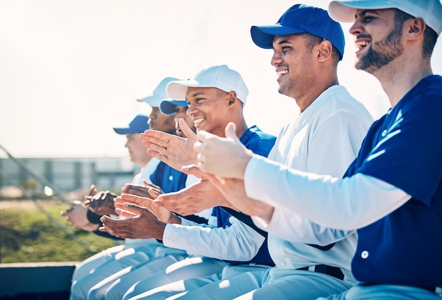 Foto celebrazione dello sport di baseball e applauso della squadra per la vittoria della partita partita vincente e competizione sul campo motivazione lavoro di squadra e uomini felici che battono le mani esultano e celebrano il successo del torneo