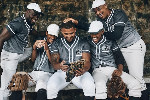 Photo baseball team sports men or mobile smartphone with funny internet joke social media meme or comic app smile happy or laughing softball players with ball mitt gloves and 5g technology for fitness