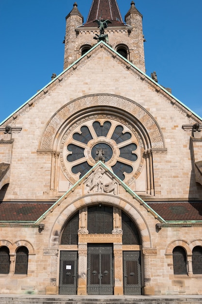 바젤, 스위스 - 2017년 6월 20일: 바젤 복음주의 개혁 교회의 일부인 성 바울 교회(Pauluskirche)에서 봅니다. 푸른 하늘이 있는 여름날