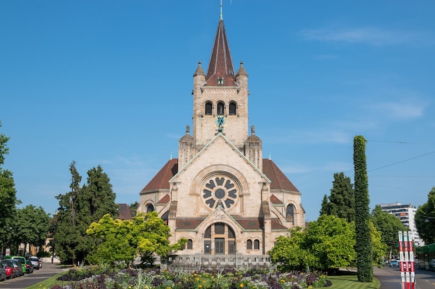 Базель, Швейцария - 20 июня 2017: Вид на церковь Святого Павла (Pauluskirche), часть евангелическо-реформатской церкви кантона Базель. Летний день с голубым небом